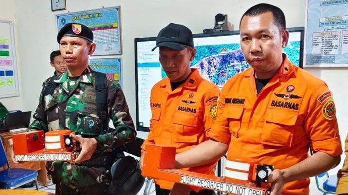 Tim SAR gabungan menunjukkan benda diduga black box (kotak hitam) usai ditemukan tim khusus pada ekor pesawat ATR 42-500 dengan nomor registrasi PK-THT milik PT Indonesia Air Transport (IAT) yang kecelakaan di wilayah pegunungan Bulusaraung, Kabupaten Pangkep, Sulawesi Selatan, Rabu, 21 Januari 2026. ANTARA/HO-Dokumentasi SAR gabungan/aa.