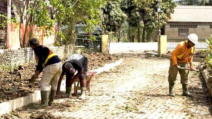 Kementerian Pekerjaan Umum (PU) mempercepat penanganan pascabencana, membersihkan lumpur di permukiman, jalan kota, hingga fasilitas pendidikan di Aceh Tamiang.
