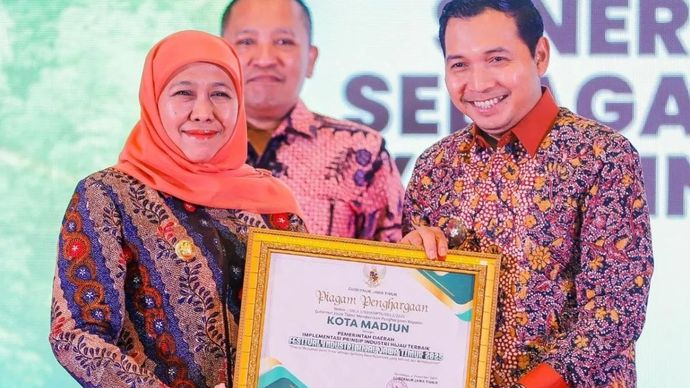 Gubernur Jawa Timur Khofifah Indar Parawansa bersama Wakil Wali Kota Madiun F. Bagus Panuntun yang ditunjuk sebagai Pelaksana Tugas Wali Kota Madiun. (ANTARA/HO-Biro Adpim Pemprov Jatim)