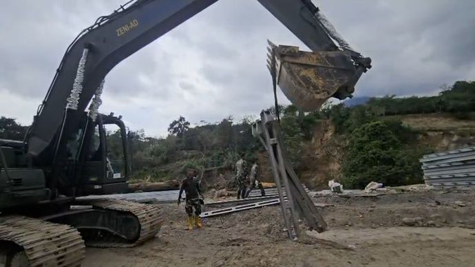 Satuan Tugas Operasi Penanganan Bencana Alam di Wilayah Aceh terus bertugas membangun jembatan hingga Selasa, 20 Januari 2026.