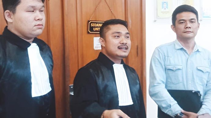 Tim kuasa hukum Budi. 