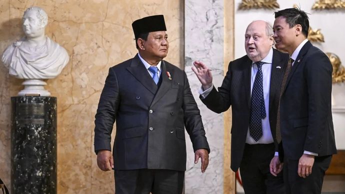 Presiden Prabowo Subianto (kiri) berbincang dengan Duta Inggris untuk Pendidikan Internasional Sir Steve Smith (kedua kanan) usai menggelar pertemuan dengan Russell Group di Lancaster House di London, Inggris, Selasa, 20 Januari 2026. 