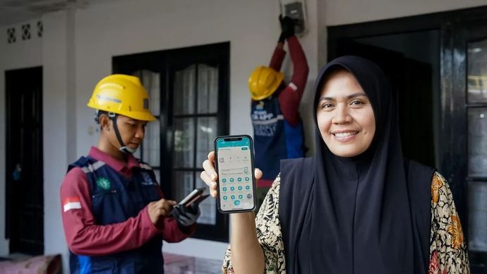 Aplikasi PLN Mobile mengintegrasikan seluruh kebutuhan layanan kelistrikan dalam satu genggaman. Mulai dari pengisian data, verifikasi, hingga pembayaran dilakukan secara digital sehingga proses menjadi lebih ringkas dan mudah dilakukan. (babel.antaranews.com/PLN)