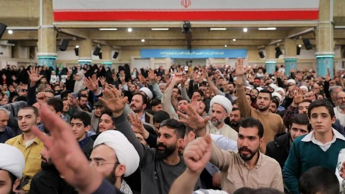 Reaksi masyarakat terhadap pidato Pemimpin Tertinggi Iran Ali Khamenei di Teheran, ibu kota Iran, pada 17 Januari 2026. (Xinhua/HO-Kantor Pemimpin Tertinggi di Iran)