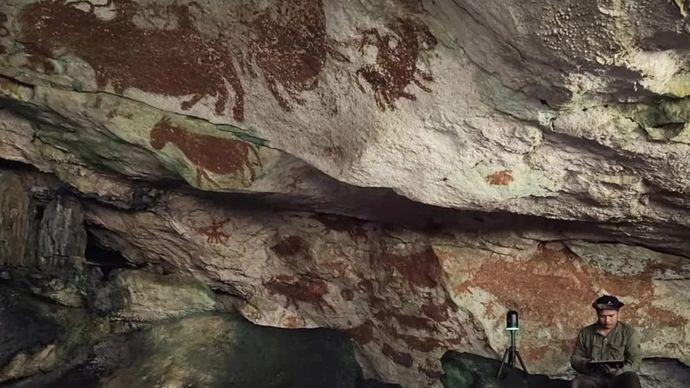 Peneliti Pusat Riset Arkeometri BRIN Adhi Agus Oktaviana saat melakukan riset penemuan seni cadas berupa cap tangan manusia berusia 67.800 tahun di Leang Metanduno, Pulau Muna, Sulawesi Tenggara. ANTARA/HO-BRIN