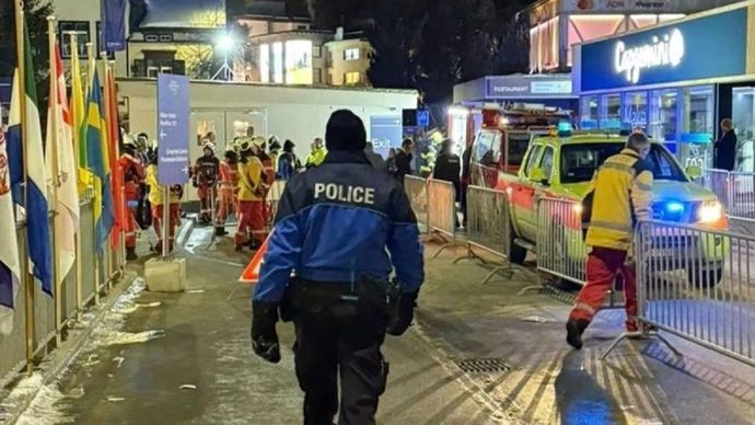 Polisi memeriksa alarm kebakaran yang berbunyi di gedung tempat World Economic Forum digelar di Davos, Swiss. (Anadolu/as)