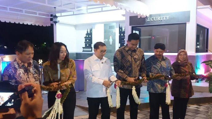 Menteri Kebudayaan Fadli Zon didampingi Kepala Museum dan Cagar Budaya (MCB) Indira Esti Nurjadin melakukan pemotongan bunga tali menandai peresmian penataan atau pembangunan kawasan Candi Plaosan di Prambanan, Klaten, Rabu, 21 Januari 2026. ANTARA/Victorianus Sat Pranyoto
