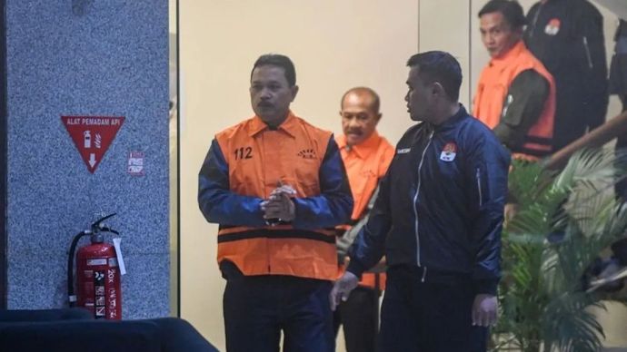 Tersangka kasus dugaan tindak pidana korupsi terkait pemerasan dengan modus fee proyek dan dana CSR serta penerimaan lainnya atau gratifikasi di lingkungan Pemerintah Kota Madiun Maidi (kiri) usai menjalani pemeriksaan di Gedung KPK Merah Putih, Jakarta, Selasa, 20 Januari 2026. KPK menetapkan Wali Kota Madiun tersebut sebagai tersangka dengan barang bukti berupa uang senilai Rp550 juta. ANTARA FOTO/Muhammad Adimaja/rwa.