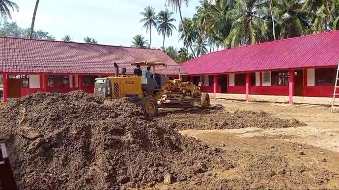 Di tengah lumpur sisa-sisa banjir yang melanda Aceh, para prajurit TNI bersama masyarakat setempat bahu-membahu membersihkan endapan tanah dan sampah menggunakan sekop.