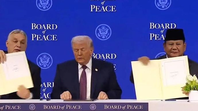 Tangkapan layar - Presiden RI Prabowo Subianto turut menandatangani piagam Dewan Perdamaian (Board of Peace) di samping Presiden Amerika Serikat (AS) Donald Trump, pada sela-sela acara World Economic Forum (WEF) 2026 di Congress Hall, Davos, Swiss, Kamis, 22 Januari 2026. ANTARA/Mentari Dwi Gayati/am.
