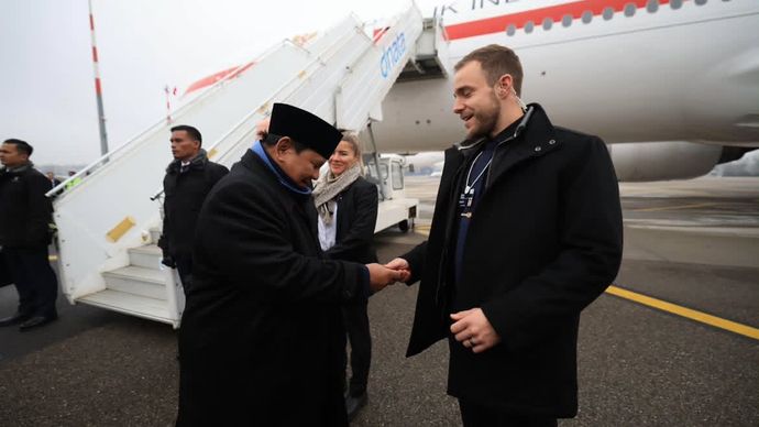Momen Prabowo Berikan Koin Kepresidenan kepada Pengawal Swiss di Bandara