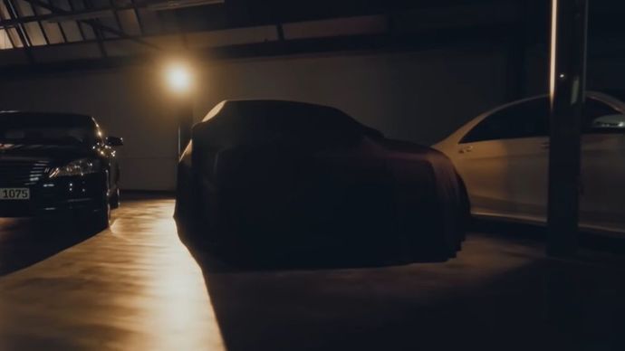 CEO Mercedes-Benz, Ola K&auml;llenius, memberikan bocoran eksklusif mengenai S-Class generasi terbaru melalui sebuah video singkat. (Foto: Tangkapan layar YouTube Mercedes-Benz) 