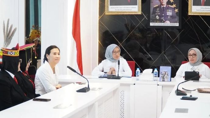 (Ki-ka) Wamen PPPA Veronica Tan, Menteri Pendayagunaan Aparatur Negara dan Reformasi Birokrasi (PAN RB) Rini Widyantini, dan Menteri Pemberdayaan Perempuan dan Perlindungan Anak Arifah Fauzi dalam pertemuan dengan para Direktur dan Kasat Reserse PPA-PPO yang baru saja dilantik di Jakarta. ANTARA/HO-KemenPPPA