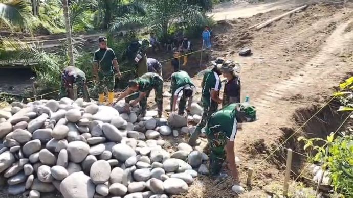 Desa-desa terpencil di Aceh yang sempat terisolasi akibat banjir dan longsor kini mulai bangkit kembali.