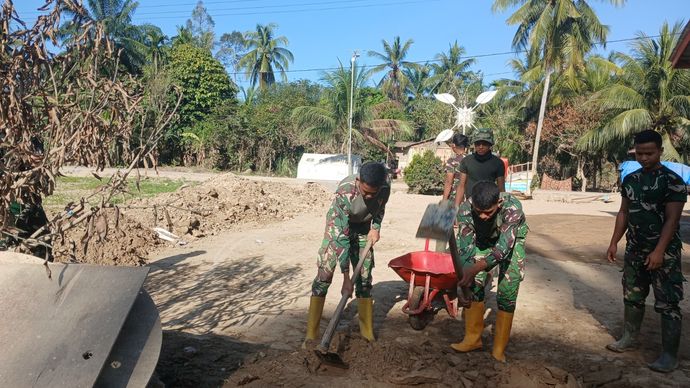 Prajurit TNI juga memperbaiki bangunan-bangunan yang rusak pasca bencana Aceh. 