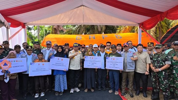 Menteri Koordinator Bidang Pembangunan Manusia (PMK) dan Kebudayaan Pratikno dan Menteri Dalam Negeri (Mendagri) M. Tito Karnavian meresmikan 117 huntara di Kayu Pasak, Palembayan, Kabupaten Agam, Sumatra Barat, Sabtu, 24 Januari 2026.