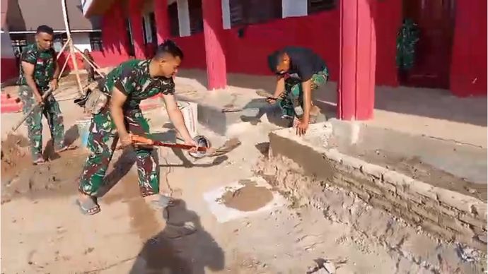 TNI membersihkan sekolah-sekolah terdampak bencana di Tapanuli Tengah dan Tapanuli Selatan 