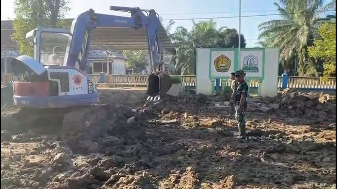 Puluhan personel TNI melaksanakan pembersihan di SMK Negeri 1 Peusangan yang berlokasi di Gampong Raya Dagang, Kecamatan Peusangan, Kabupaten Bireuen, Provinsi Aceh, pada Senin, 26 Januari 2026. 
