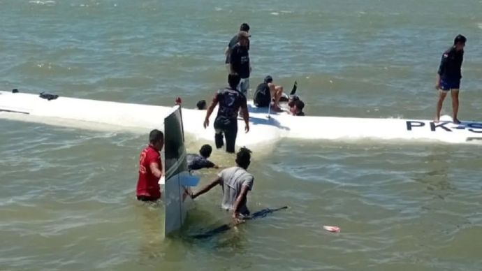 Warga berupaya menolong penumpang dan crew pesawat Smart Air jenis caravan PK-SNS tujuan Kaimana, di logpond Kaladiri, Nabire yang jatuh karena mengalami gagal take off atau kehilangan daya angkat (stall).