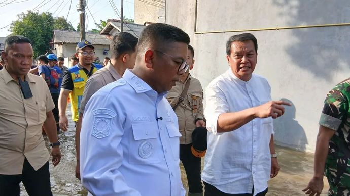 Bupati Tangerang Moch Maesyal Rasyid mendampingi Gubernur Banten Andra Soni saat meninjau lokasi bencana alam banjir yang melanda di daerah itu pada Selasa (27/1/2026).
