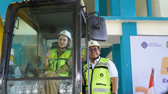 Dukung Pengembangan SDM, United Tractors Hibahkan Ekskavator dan Simulator ke Maluku Utara