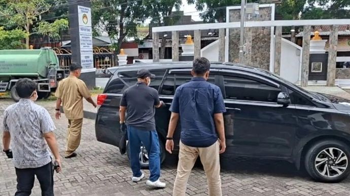 Tim penyidik KPK menggeledah Kantor Dinas Pekerjaan Umum dan Penataan Ruang (PUPR) Kota Madiun di Gedung Graha Krida Praja Jalan DI Panjaitan, Kelurahan Banjarejo, Kecamatan Taman, Kota Madiun, Jatim, Selasa, 27 Januari 2026. ANTARA/Louis Rika