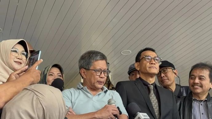 Akademisi Rocky Gerung bersama Roy Suryo, Tifauzia Tyassuma dan Refly Harun saat ditemui di Ditreskrimum Polda Metro Jaya, Selasa, 27 Januari 2026. ANTARA/Ilham Kausar