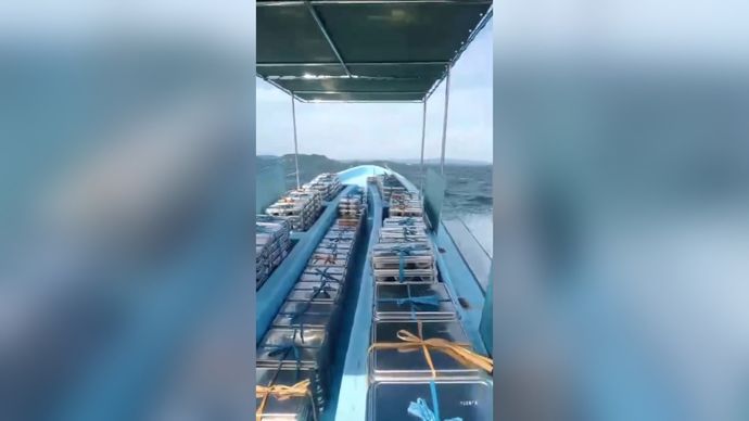 Distribusi Makan Bergizi Gratis (MBG) di wilayah Sentani Timur, Kabupaten Jayapura, Papua, dilakukan dengan kapal.