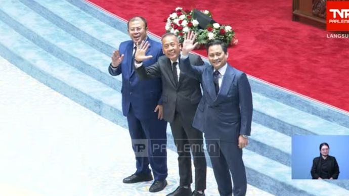 Thomas Djiwandono bersama pimpinan DPR saat rapat paripurna. 