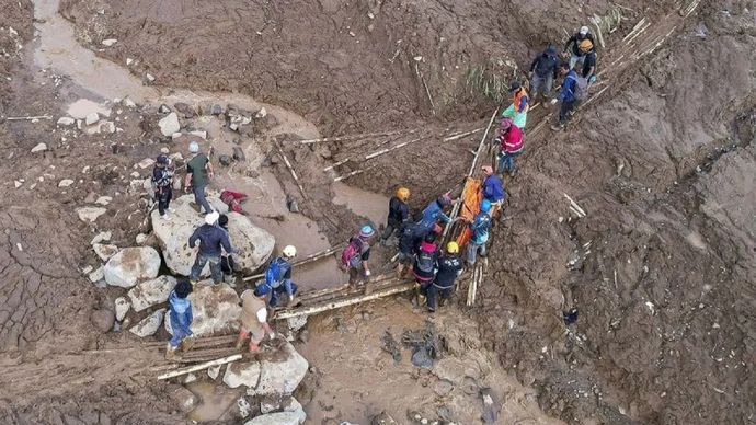 Foto udara tim SAR gabungan mengevakuasi korban bencana tanah longsor yang ditemukan di Desa Pasirlangu, Cisarua, Kabupaten Bandung Barat, Jawa Barat, Senin, 26 Januari 2026. Berdasarkan data tim Disaster Victim Identification (DVI) Polda Jawa Barat hingga Senin, 26 Januari 2026, pukul 16.57 WIB, jumlah korban bencana tanah longsor yang berhasil ditemukan sebanyak 34 jenazah dan 20 diantaranya telah berhasil diidentifikasi. ANTARA FOTO/Abdan Syakura/foc/pri.
