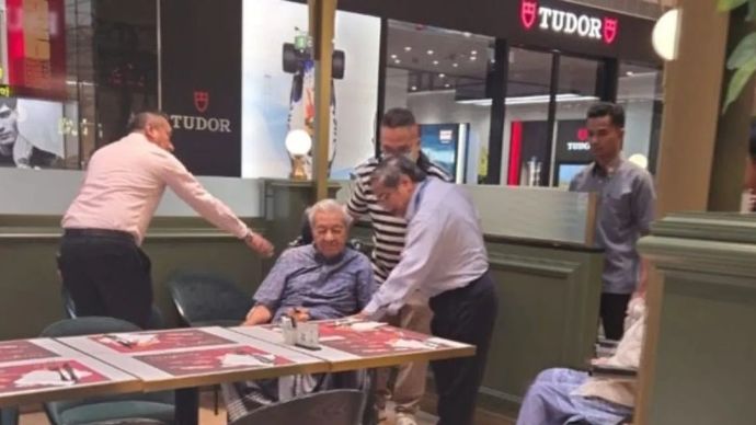 Mantan Perdana Menteri Malaysia Mahathir Mohamad di tengah masa pemulihan. ANTARA/HO- dokumentasi tim Mahathir Mohamad.