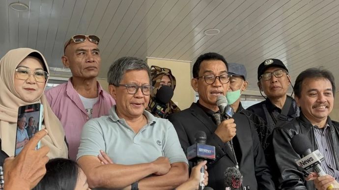 Akademisi Rocky Gerung bersama Roy Suryo, Tifauzia Tyassuma dan Refly Harun saat ditemui di Ditreskrimum Polda Metro Jaya, Selasa, 27 Januari 2026. ANTARA/Ilham Kausar