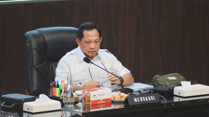 Upaya pemerintah dalam menjaga stabilitas harga pangan di wilayah terdampak bencana menunjukkan hasil positif. Indeks Perkembangan Harga (IPH) di tiga provinsi terdampak, yakni Aceh, Sumatera Barat, dan Sumatera Utara, tercatat mengalami penurunan signifikan. Capaian tersebut disampaikan Menteri Dalam Negeri Muhammad Tito Karnavian dalam Rapat Koordinasi Pengendalian Inflasi di Jakarta, Selasa (27/01) sebagai indikator mulai pulihnya kondisi distribusi dan pasokan kebutuhan pokok masyarakat.