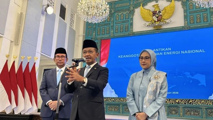 Menteri ESDM Bahlil Lahadalia (tengah) yang juga Ketua Harian Dewan Energi Nasional menjawab pertanyaan wartawan saat ditemui selepas acara pelantikan ketua harian dan anggota Dewan Energi Nasional di Istana Negara, Jakarta, Rabu, 28 Januari 2026. ANTARA/Genta Tenri Mawangi.