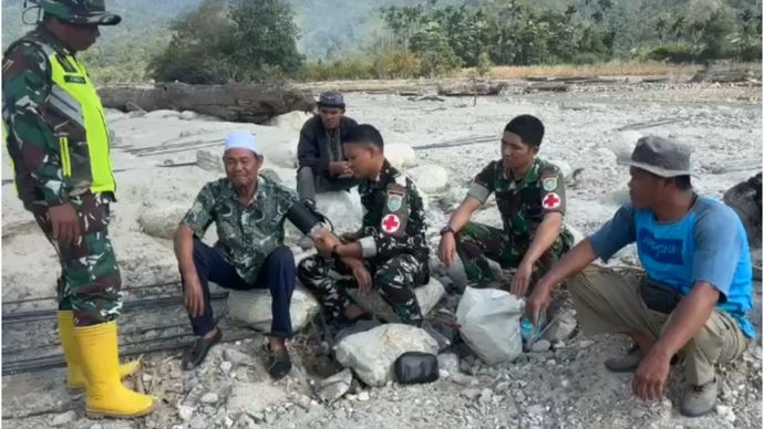 Personel TNI dengan sigap melayani warga yang datang untuk memeriksakan kesehatan,&nbsp;per Rabu, 28 Januari 2026, di Aceh.