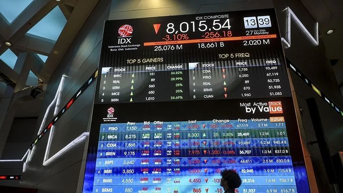 Ilustrasi - Pengunjung melintas di depan layar yang menampilkan pergerakan harga saham di Bursa Efek Indonesia, Jakarta, Senin, 27 Oktober 2025. ANTARA FOTO/Hafidz Mubarak A/YU/pri.