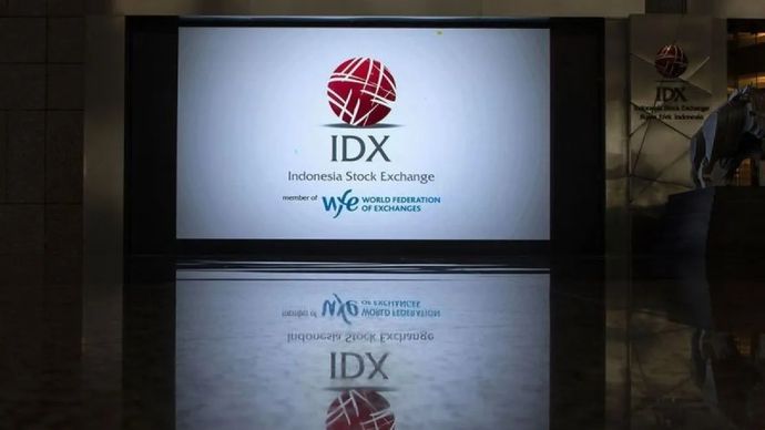 Arsip foto - Layar yang menampilkan logo IDX pada hari ulatng tahun ke-45 diaktifkannya kembali Pasar Modal Indonesia di Bursa Efek Indonesia, Jakarta, Rabu, 10 Agustus 2022. ANTARA FOTO/Muhammad Adimaja/foc/pri.