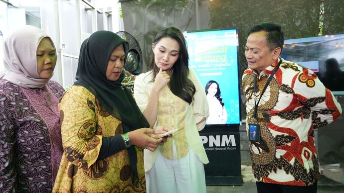 Gubernur Maluku Utara juga berkesempatan berinteraksi langsung dengan sejumlah nasabah PNM Mekaar yang telah mendapatkan pendampingan usaha. Para nasabah tersebut menjalankan beragam usaha, mulai dari kuliner, batik, hingga produksi makanan ringan.