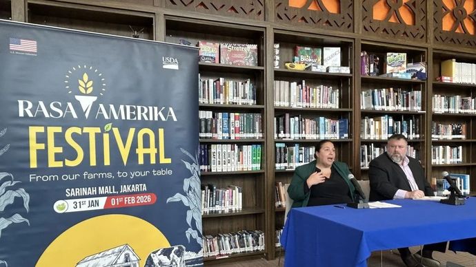 Penasihat Pertanian Dinas Pertanian Luar Negeri USDA, Lisa Ahramjian (kiri) saat konferensi pers di Kedutaan Besar Amerika Serikat di Jakarta, Senin, 26 Januari 2026. (ANTARA/Kuntum Riswan.)