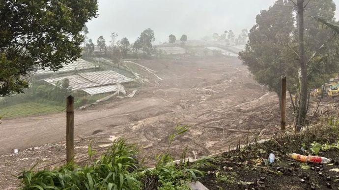 Tim SAR gabungan menghentikan sementara proses pencarian, karena kendala cuaca buruk di Kabupaten Bandung Barat, Jawa Barat, Rabu (28/1/2026).