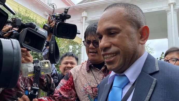Calon Anggota Dewan Energi Nasional (DEN) dari unsur akademisi, Johni Jonatan Numberi, menyampaikan keterangan kepada awak media saat tiba di kompleks Istana Kepresidenan, Jakarta, Rabu, 28 Januari 2026, jelang agenda pelantikan oleh Presiden Prabowo Subianto, ANTARA/Mentari Dwi Gayati.
