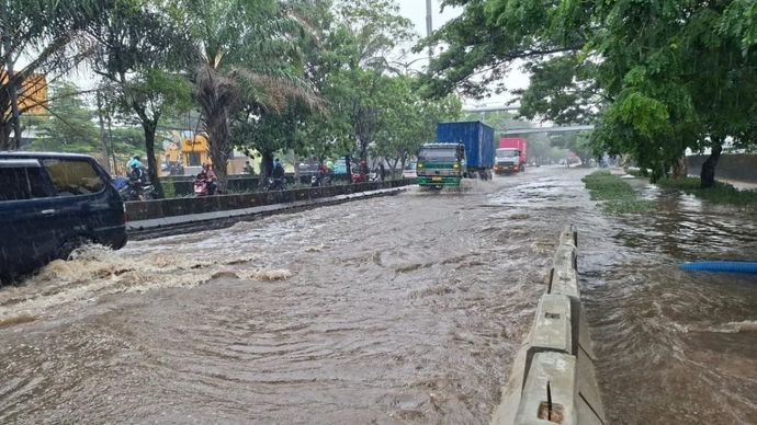 Banjir menggenangi ruas Jalan Daan Mogot, Jakarta Barat, Kamis, 29 Januari 2026. ANTARA/Risky Syukur.