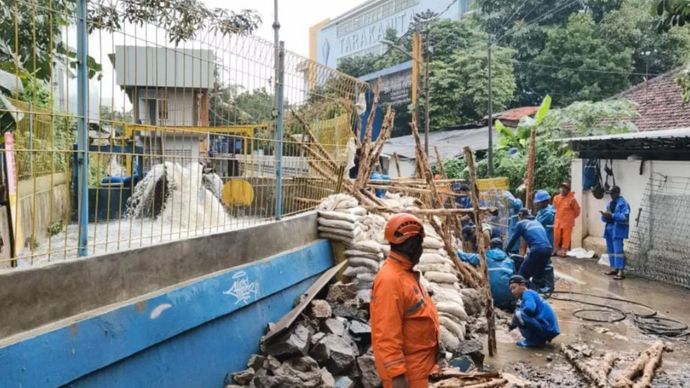 Petugas gabungan menangani tanggul jebol akibat banjir di kawasan Petogogan, Kebayoran Baru, Jakarta Selatan, Kamis, 29 Januari 2026. ANTARA/Luthfia Miranda Putri