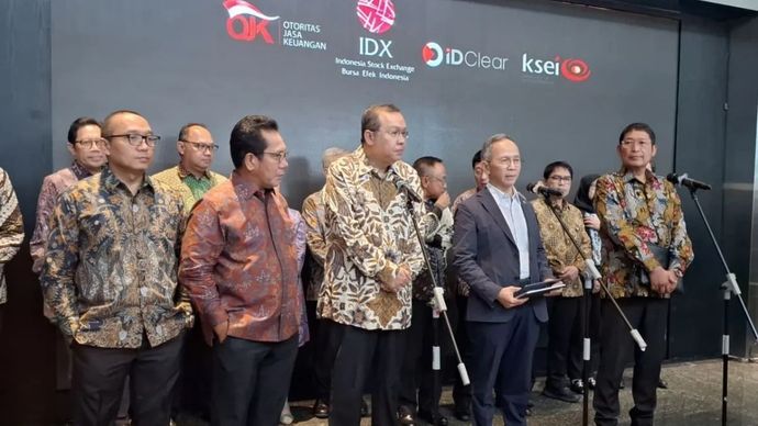 Ketua Dewan Komisioner Otoritas Jasa Keuangan (OJK) Mahendra Siregar, Kepala Eksekutif Pengawas Pasar Modal, Keuangan Derivatif, dan Bursa Karbon Inarno Djajad, Direktur Utama PT Bursa Efek Indonesia (BEI) Iman Rachman, bersama jajaran pejabat Self-Regulatory Organization (SRO) lainnya dalam Konferensi Pers di Gedung BEI, Jakarta, Kamis, 29 Januari 2026. (ANTARA/ Muhammad Heriyanto)