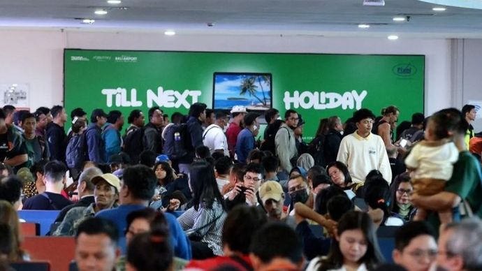 Arsip foto - Calon penumpang antre masuk pesawat di Terminal Domestik Bandara Internasional I Gusti Ngurah Rai, Badung, Bali, Jumat, 11 April 2025. ANTARA FOTO/Fikri Yusuf/Spt/aa.