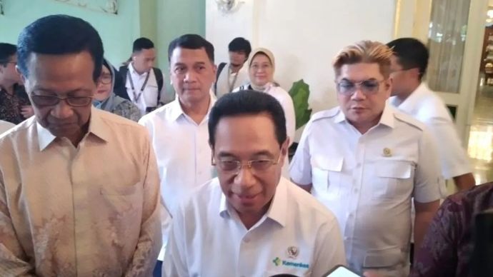 Wakil Menteri Kesehatan (Wamenkes) Benyamin Paulus Octavianus didampingi Gubernur DIY Sri Sultan Hamengku Buwono X di Kompleks Kepatihan, Yogyakarta, Kamis, 29 Januari 2026. ANTARA/Luqman Hakim