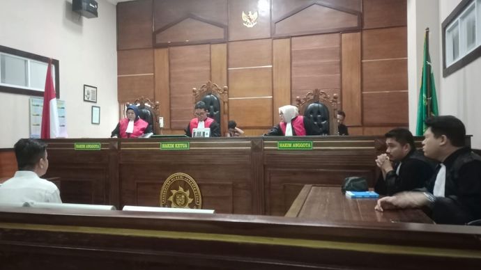 Majelis hakim PN Jakut memutuskan menghentikan peradilan perkara pencemaran nama baik dengan terdakwa Budi. 