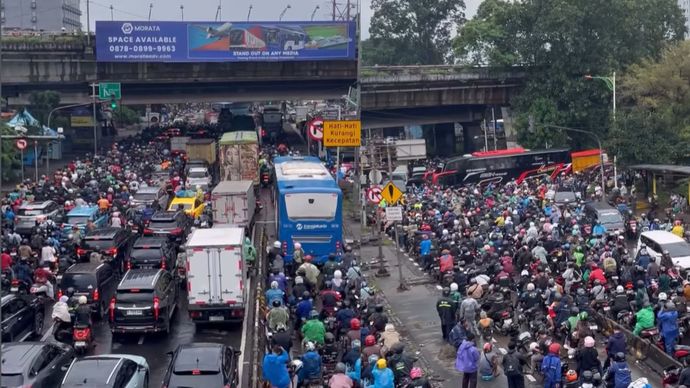 Daan Mogot macet parah pasca banjir