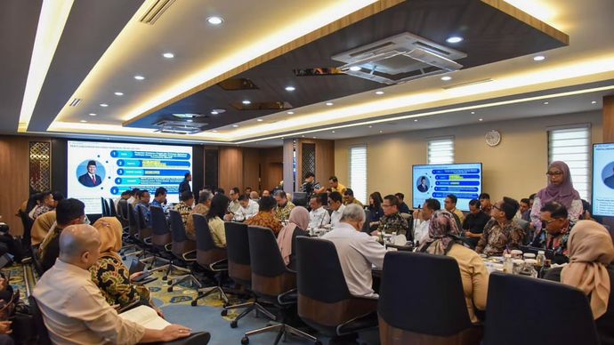 Sekretaris Kabinet Teddy Indra Wijaya menghadiri High Level Meeting Tim Pengendalian Inflasi Pusat (TPIP) yang digelar di Kantor Kementerian Koordinator Bidang Perekonomian, Kamis, 29 Januari 2026