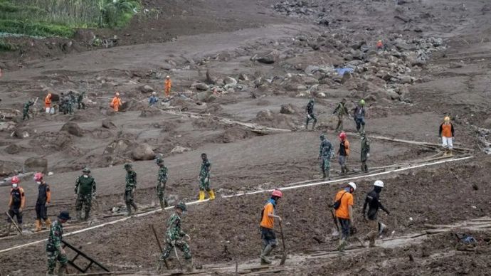 Tim SAR gabungan berjalan meninggalkan lokasi pencarian korban bencana tanah longsor di Pasirlangu, Cisarua, Kabupaten Bandung Barat, Jawa Barat, Kamis, 29 Januari 2026. Operasi pencarian korban bencana tanah longsor pada hari keenam sempat dihentikan beberapa kali karena kondisi wilayah operasi diguyur hujan sejak pagi hingga sore hari yang membuat jarak pandang terbatas serta rawan longsor susulan. ANTARA FOTO/Abdan Syakura/bar